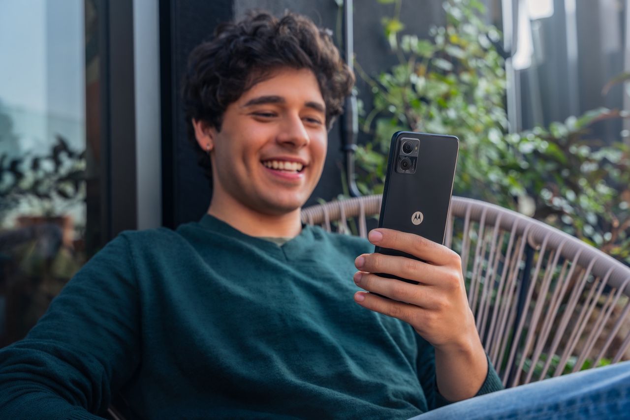 Motorola presenterar budgetluren moto E22i