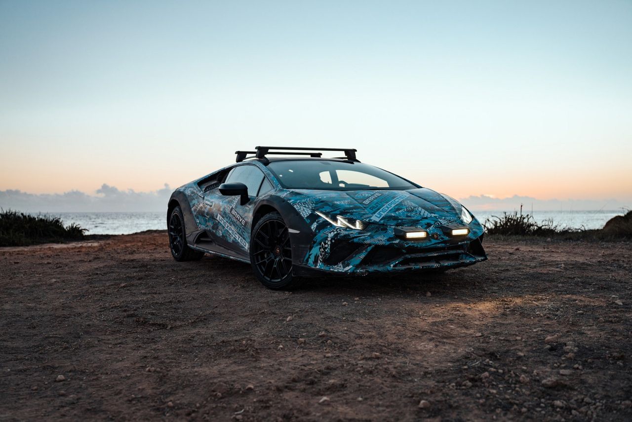 Lamborghini teasar Huracán Sterrato