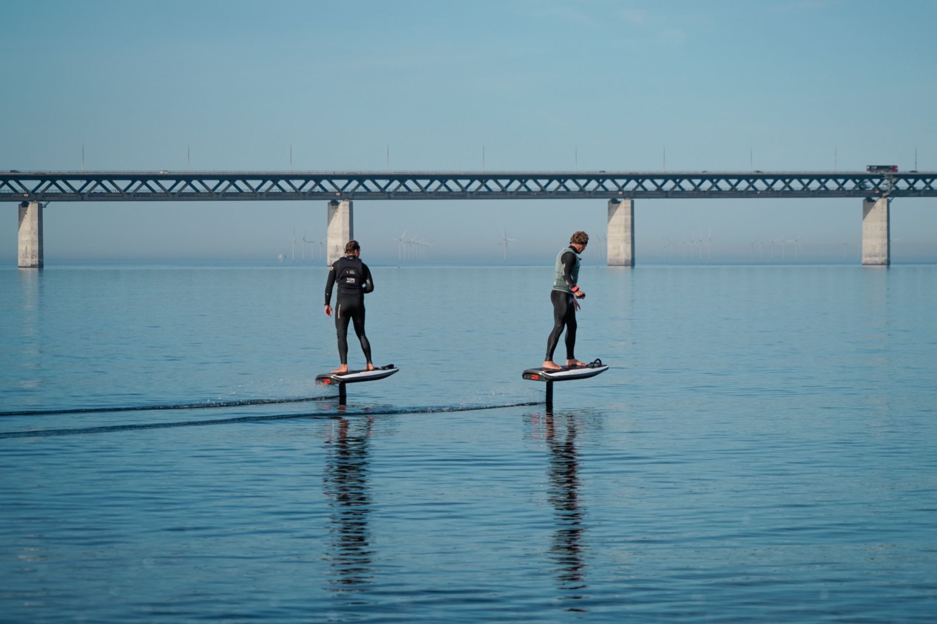 Nu har man korsat sundet på eldriven bräda