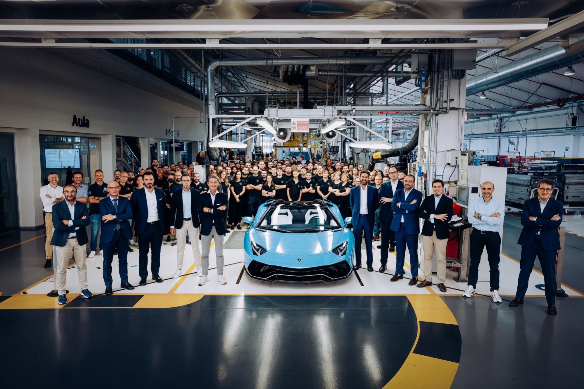 Sista Lamborghini Aventador har rullat av bandet