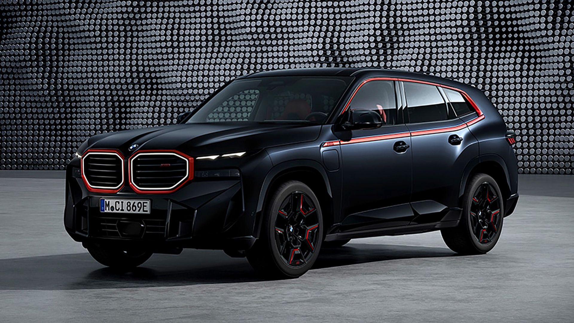 BMW visar bild på XM Label Red