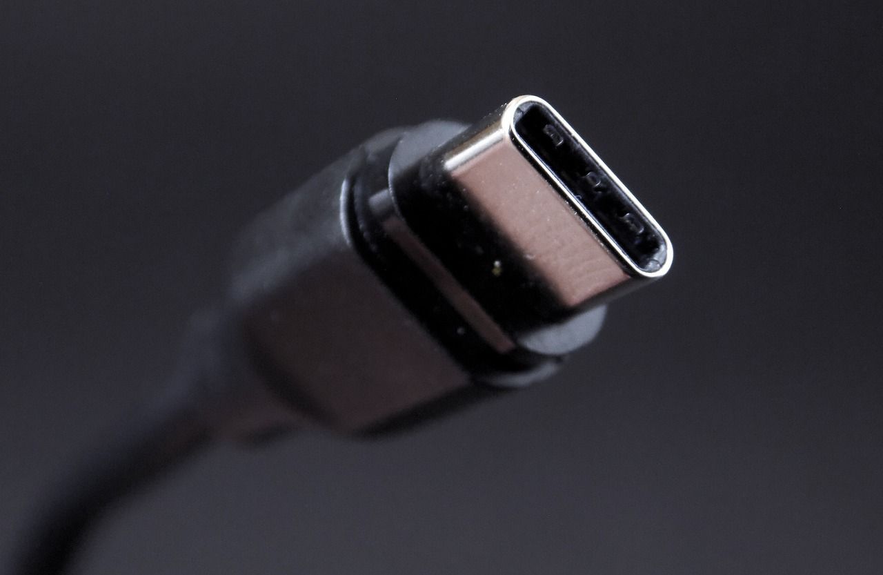 Alla mobiler i EU måste köra USB-C 2024