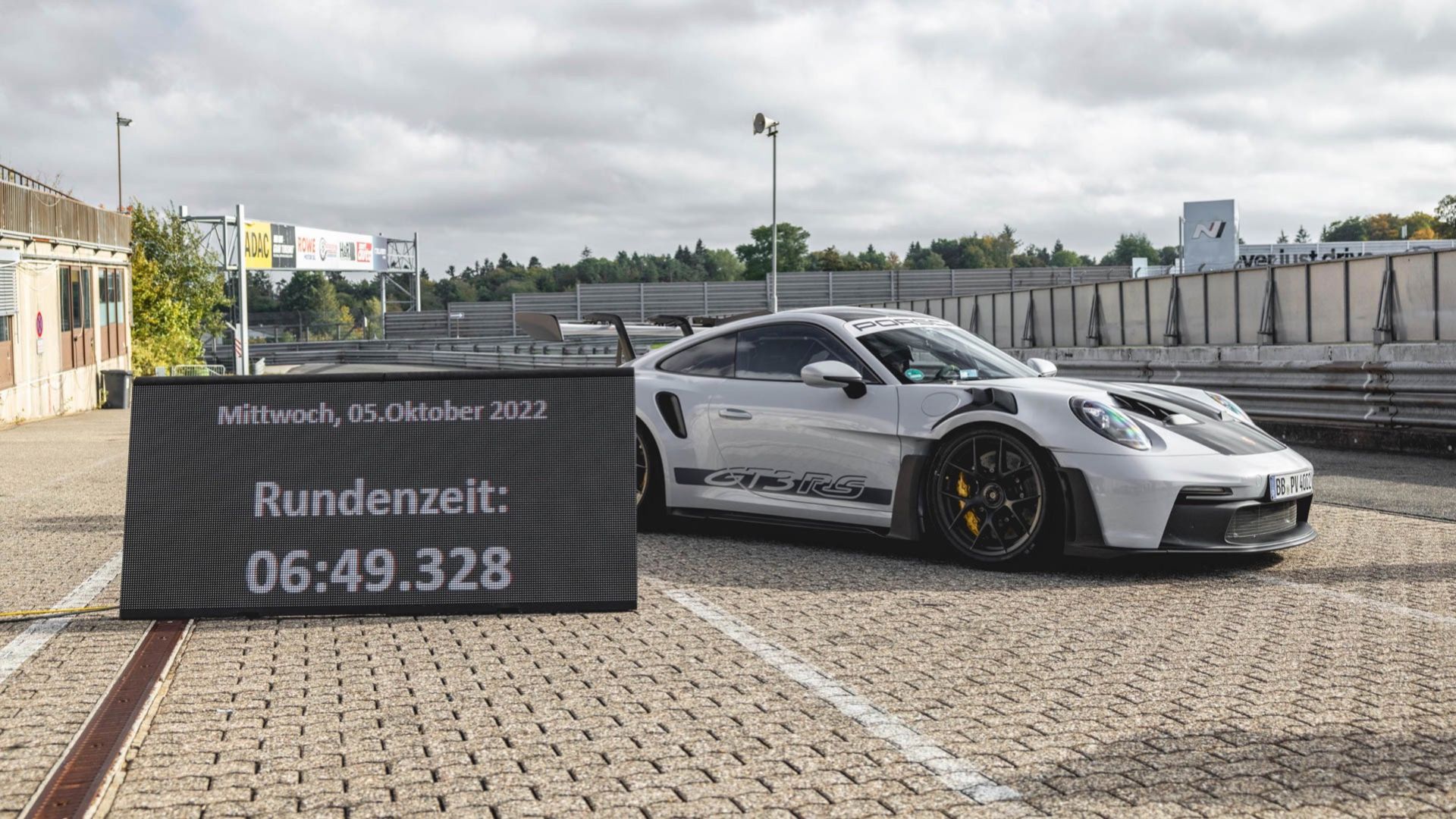 Porsche 911 GT3 RS klockar 6:49 på Nürburgring