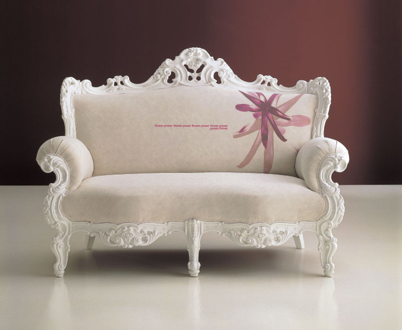 Svulstiga möbler med tryck