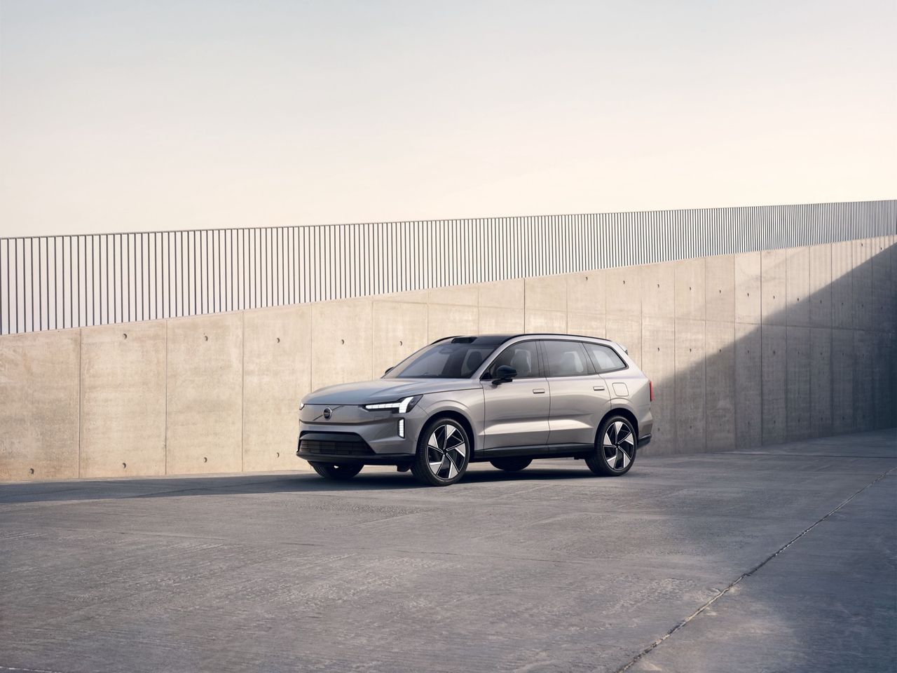 Volvo rullar äntligen ut EX90