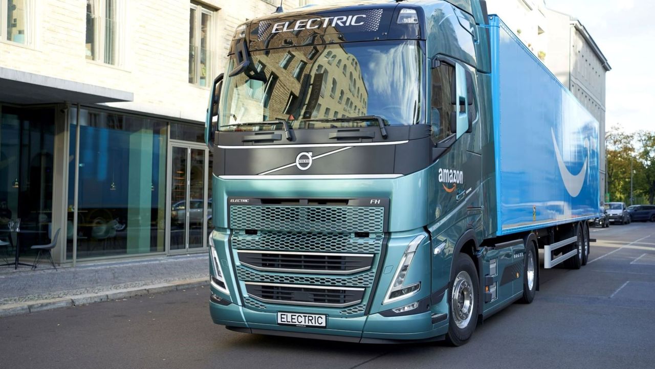 Första eldrivna Volvo-lastbilarna med fossilfritt stål levererade