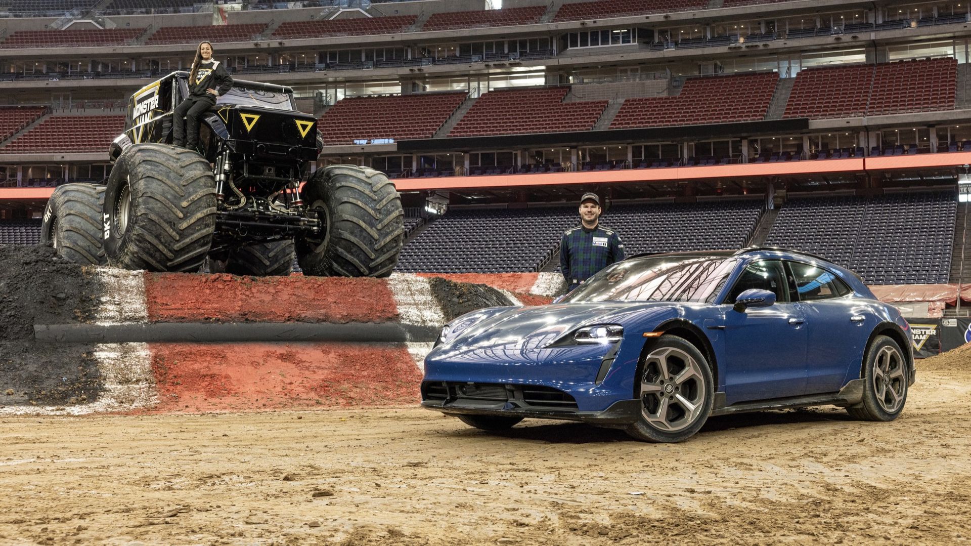 Porsche Taycan brummar mot monster truck