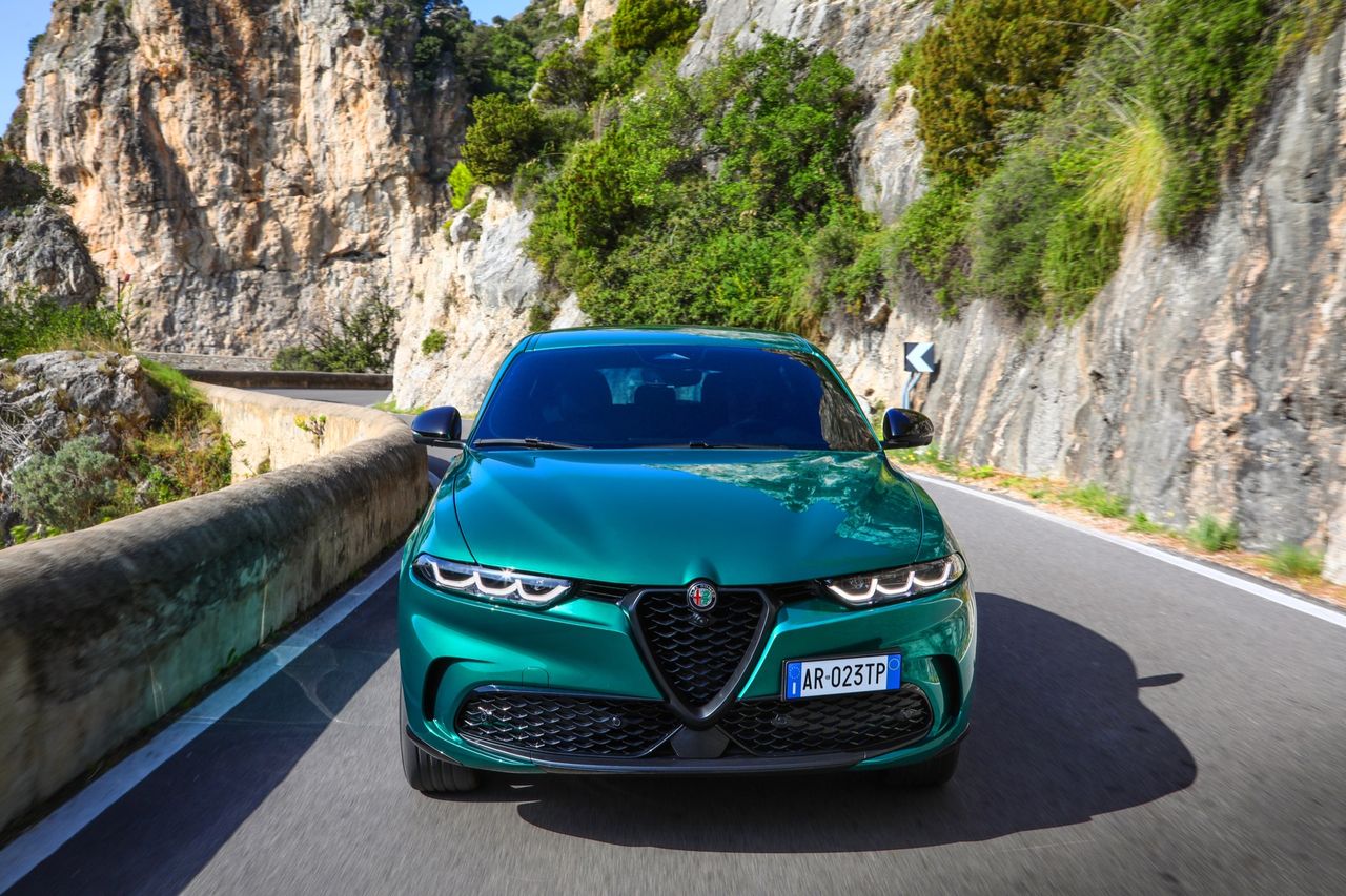Alfa Romeo Tonale som laddhybrid gör entré