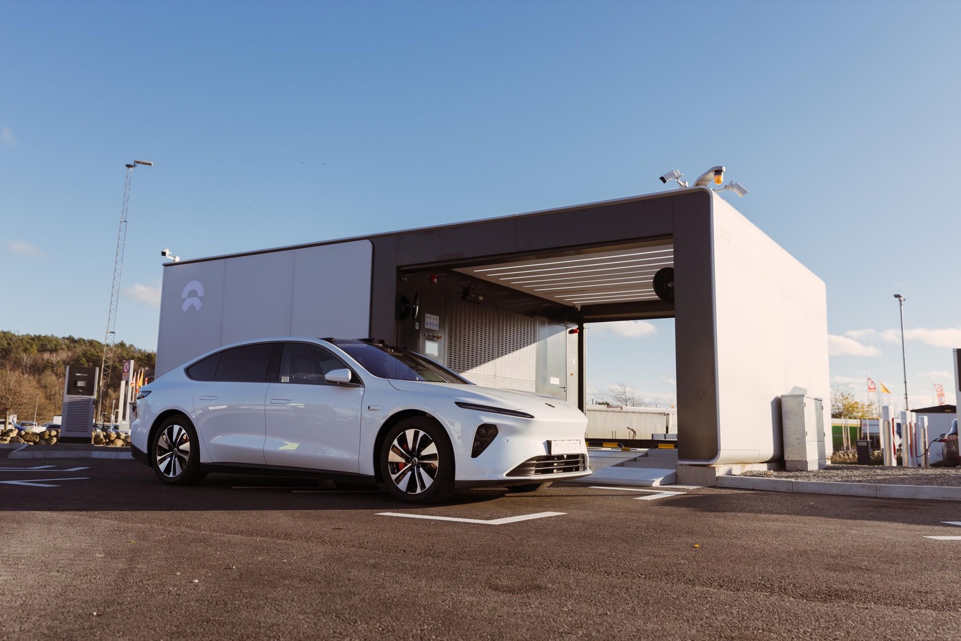 Nios första batteribytar-station i Sverige invigd