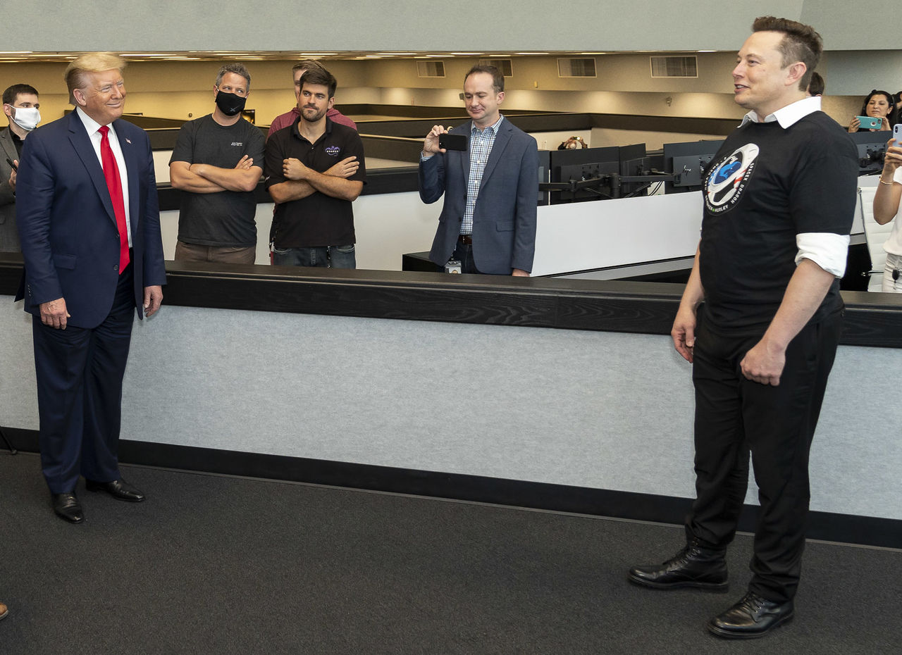 Elon Musk frågar om Trump ska få komma tillbaka till Twitter