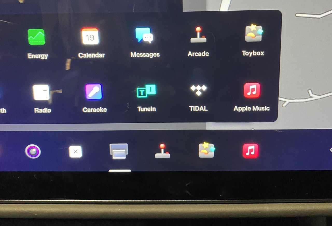 Apple Music dyker upp i en Tesla på museum