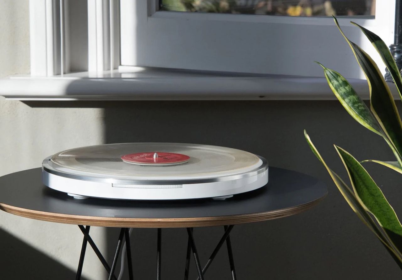 En skivspelare med annorlunda design finns nu i vitt