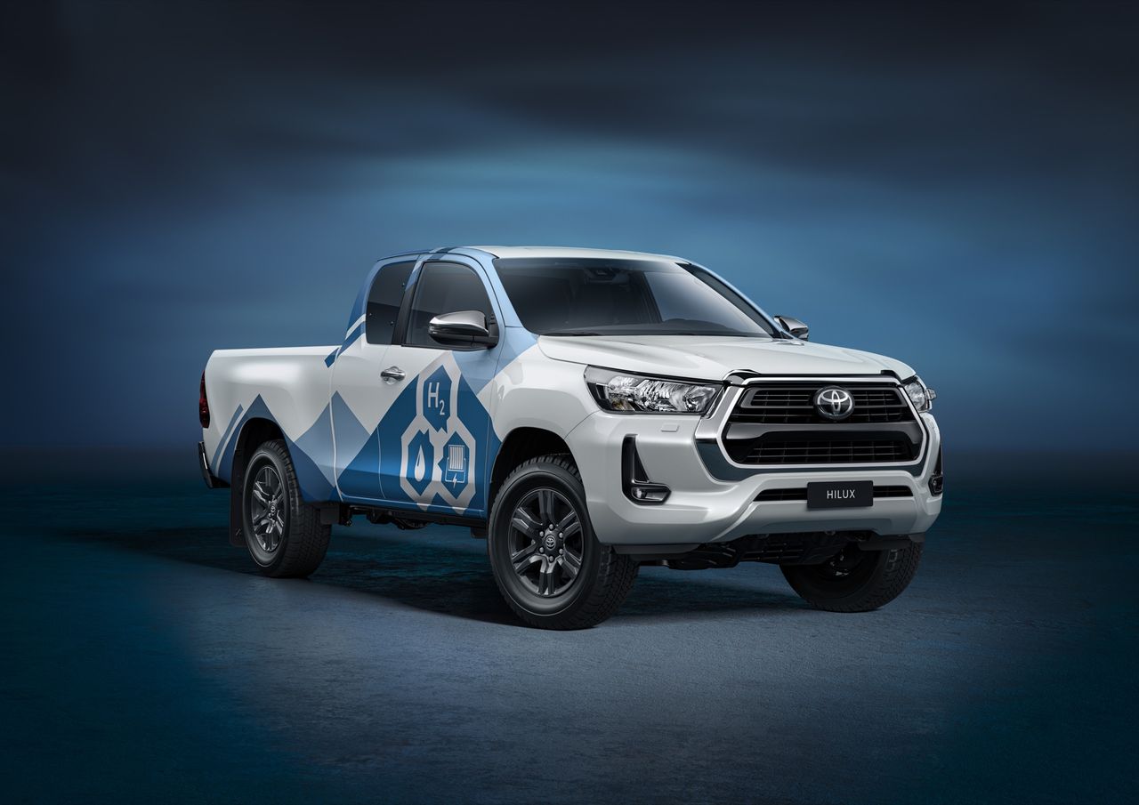 Vätgasdriven Toyota Hilux på väg