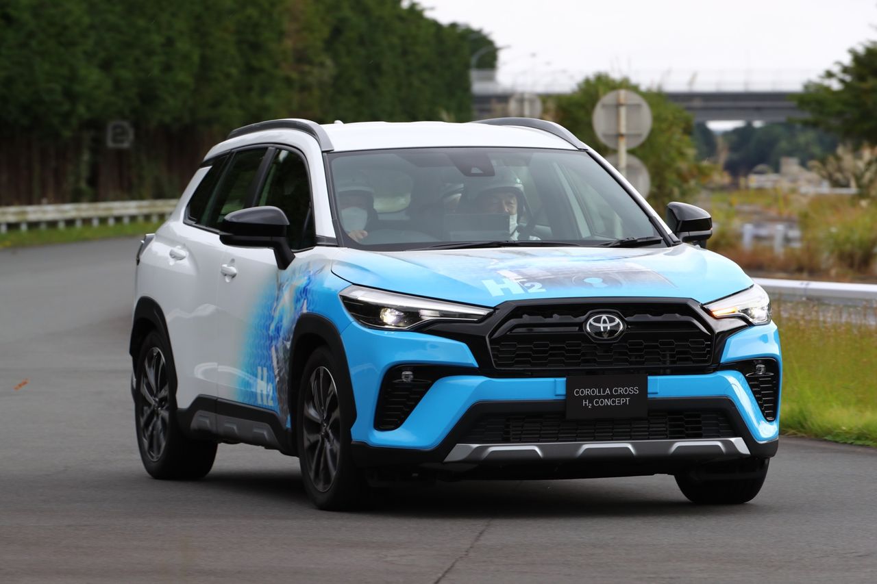 Corolla visar upp Cross H2 Concept