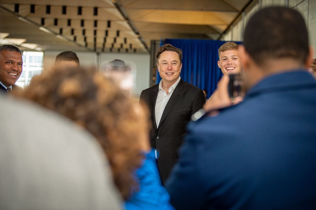 Elon Musk säger att han ska avgå som vd för Twitter