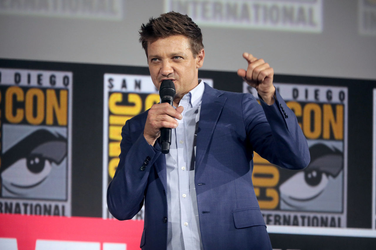 Jeremy Renner svårt skadad i snöplogsolycka