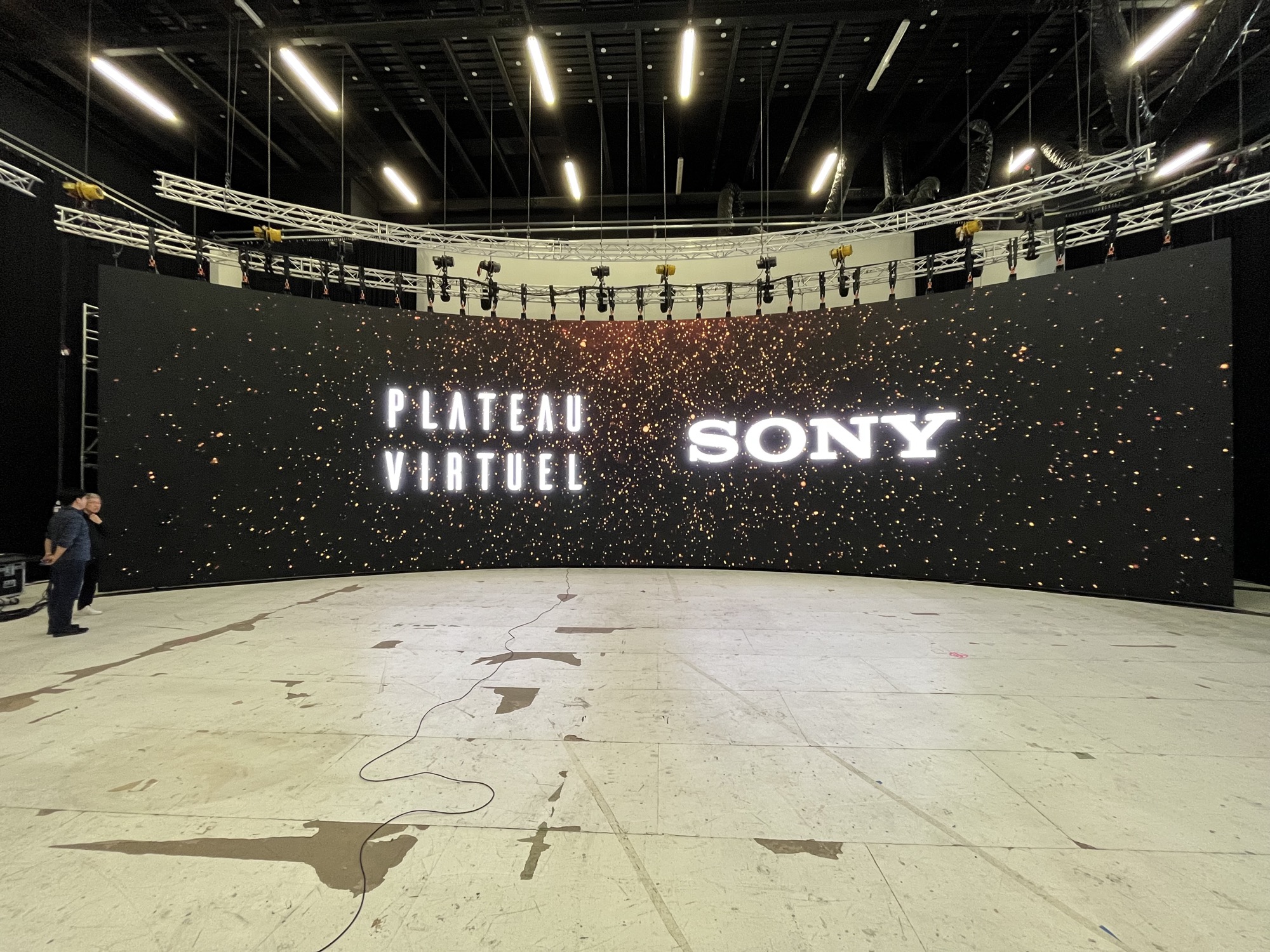 Lo schermo di produzione Sony Crystal LED sta arrivando in Europa.  Speriamo che porti a migliori effetti speciali.