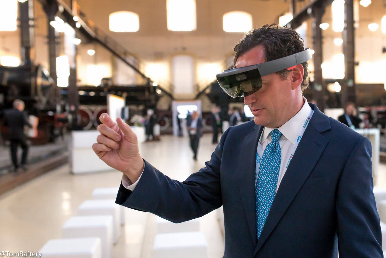 Microsoft sätter Hololens på sparlåga