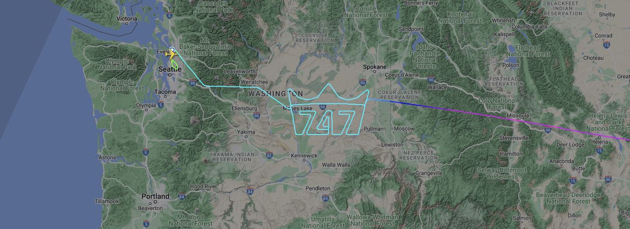 Sista tillverkade 747:an gör hyllningsflygning
