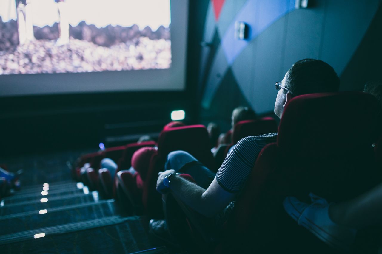 Är det okej att prata högljutt under en biofilm?