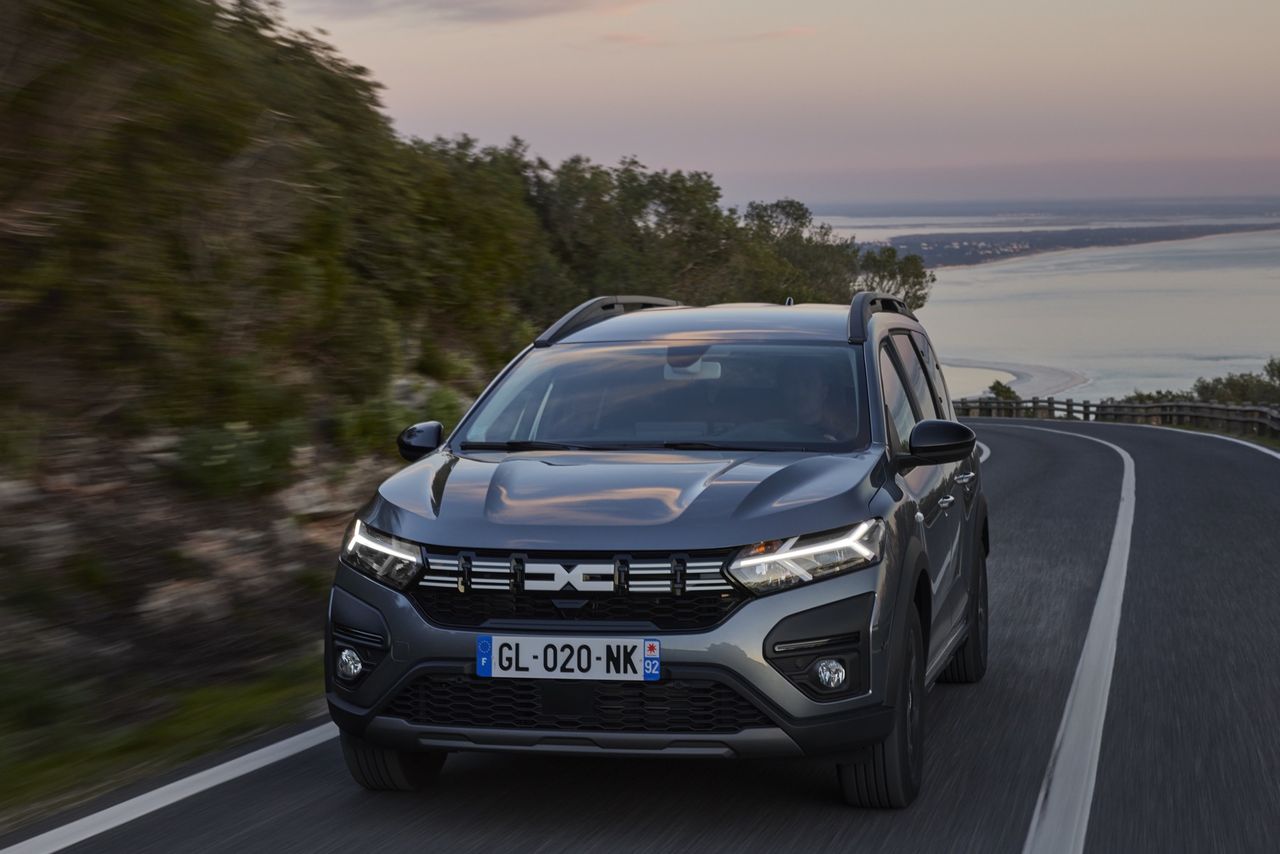 Dacia rullar ut sin första hybrid