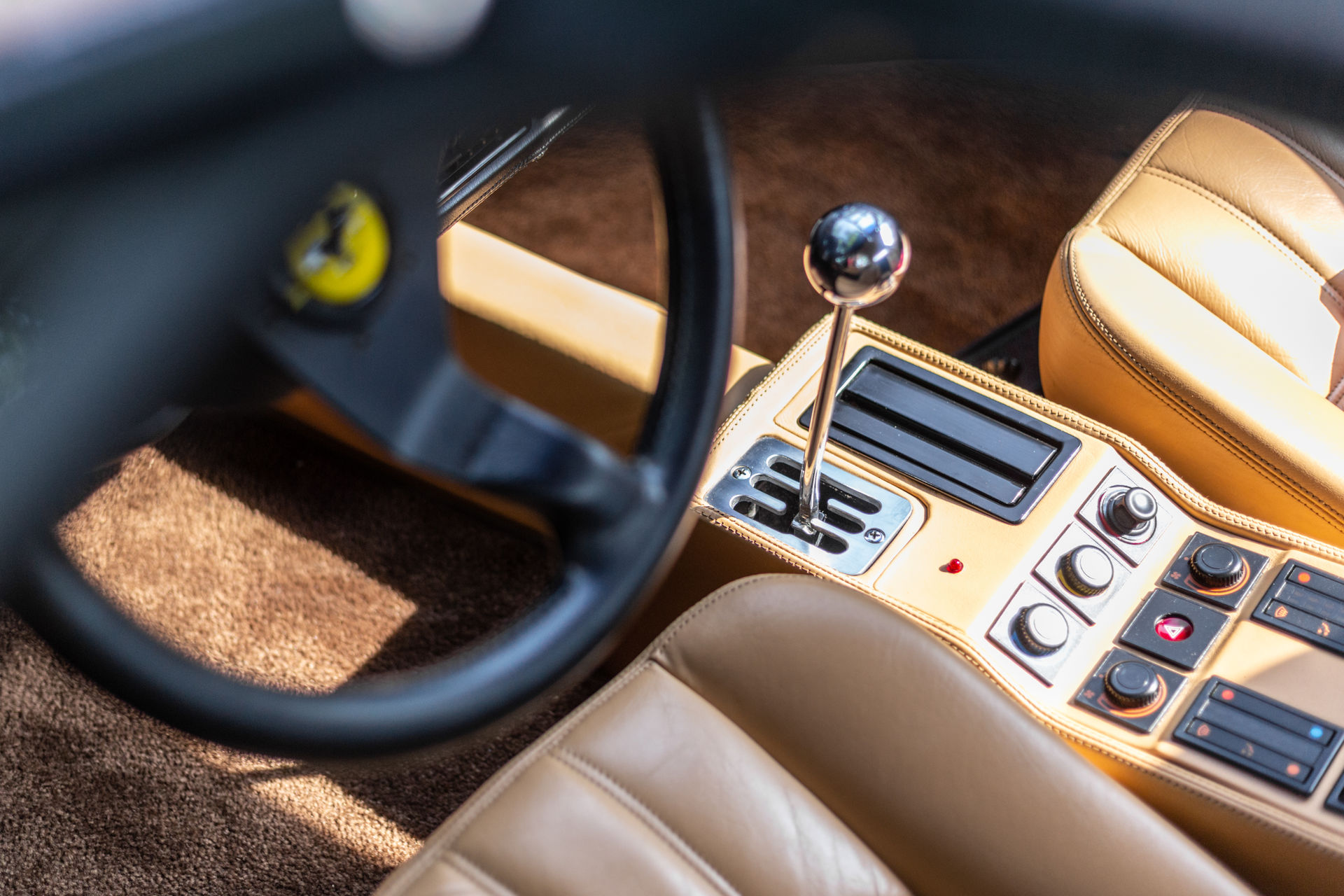 Yngre och entusiaster ser till att manuella bilar får finnas kvar