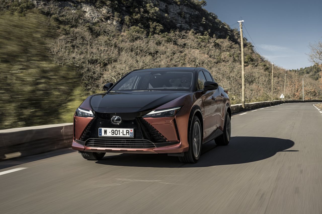 Lexus elbil RZ 450e kostar från 759.900 kronor