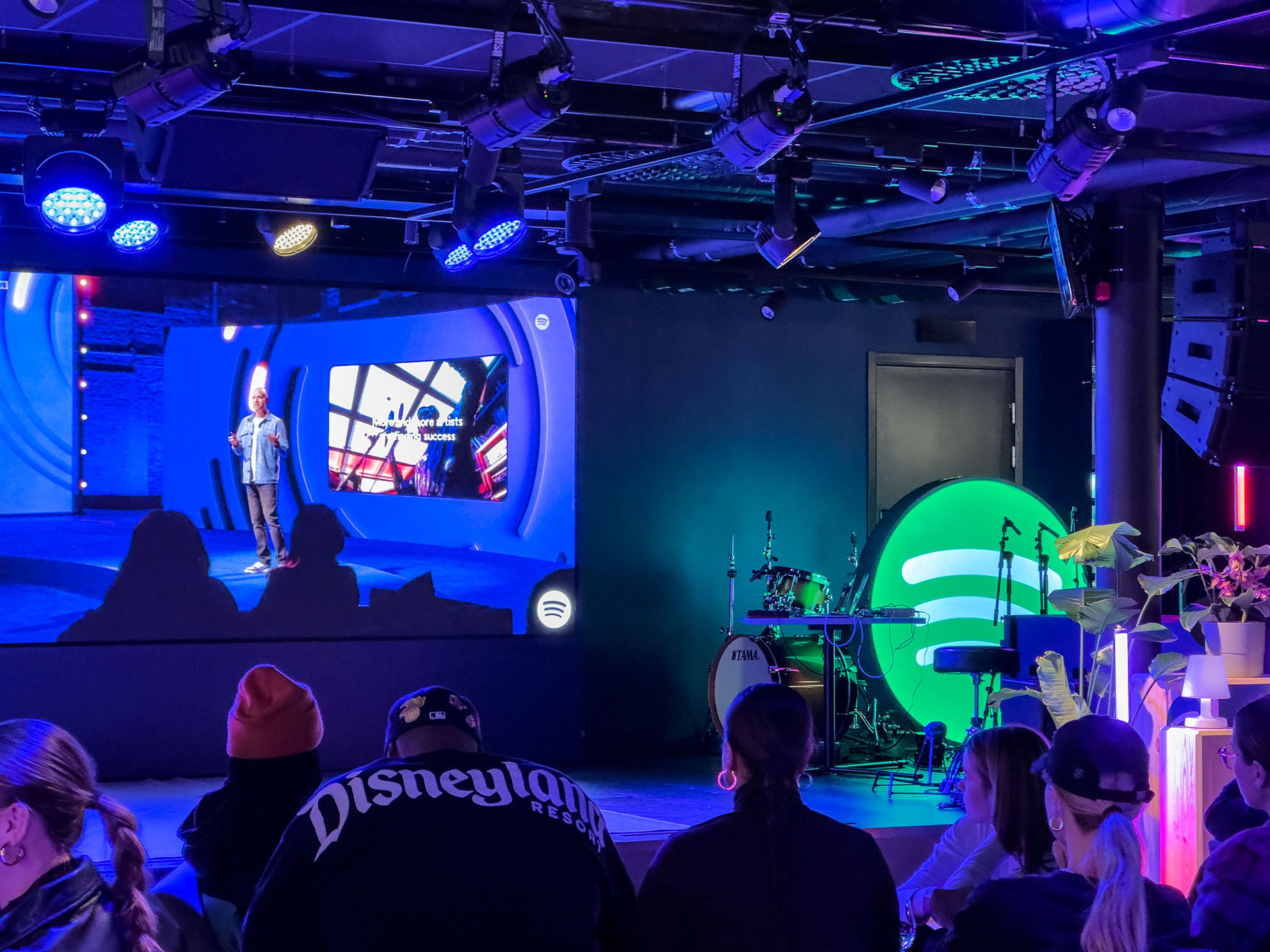 Svenskar lyssnar mest på podd 