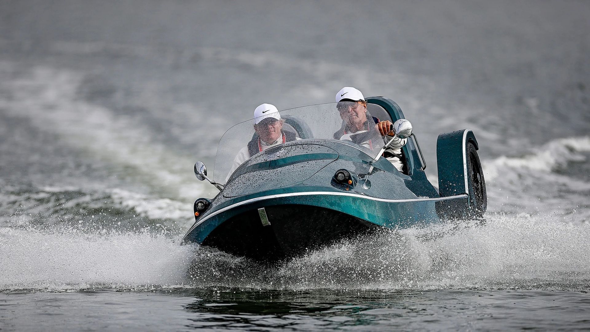 Nytt fordon från Sverige som kan köras på land och vatten