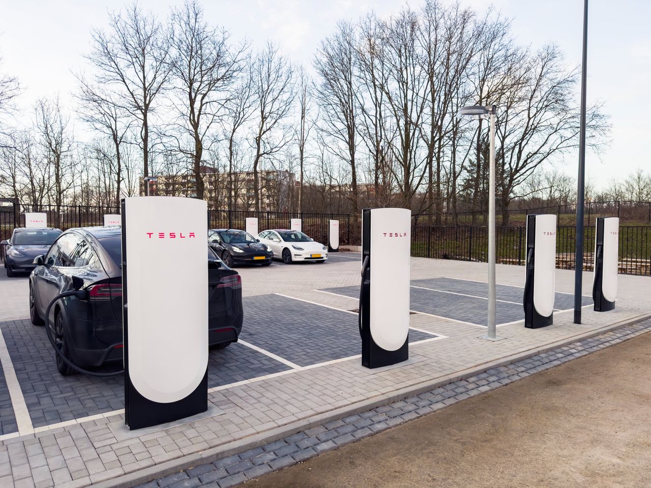 Tesla öppnar första Supercharger V4