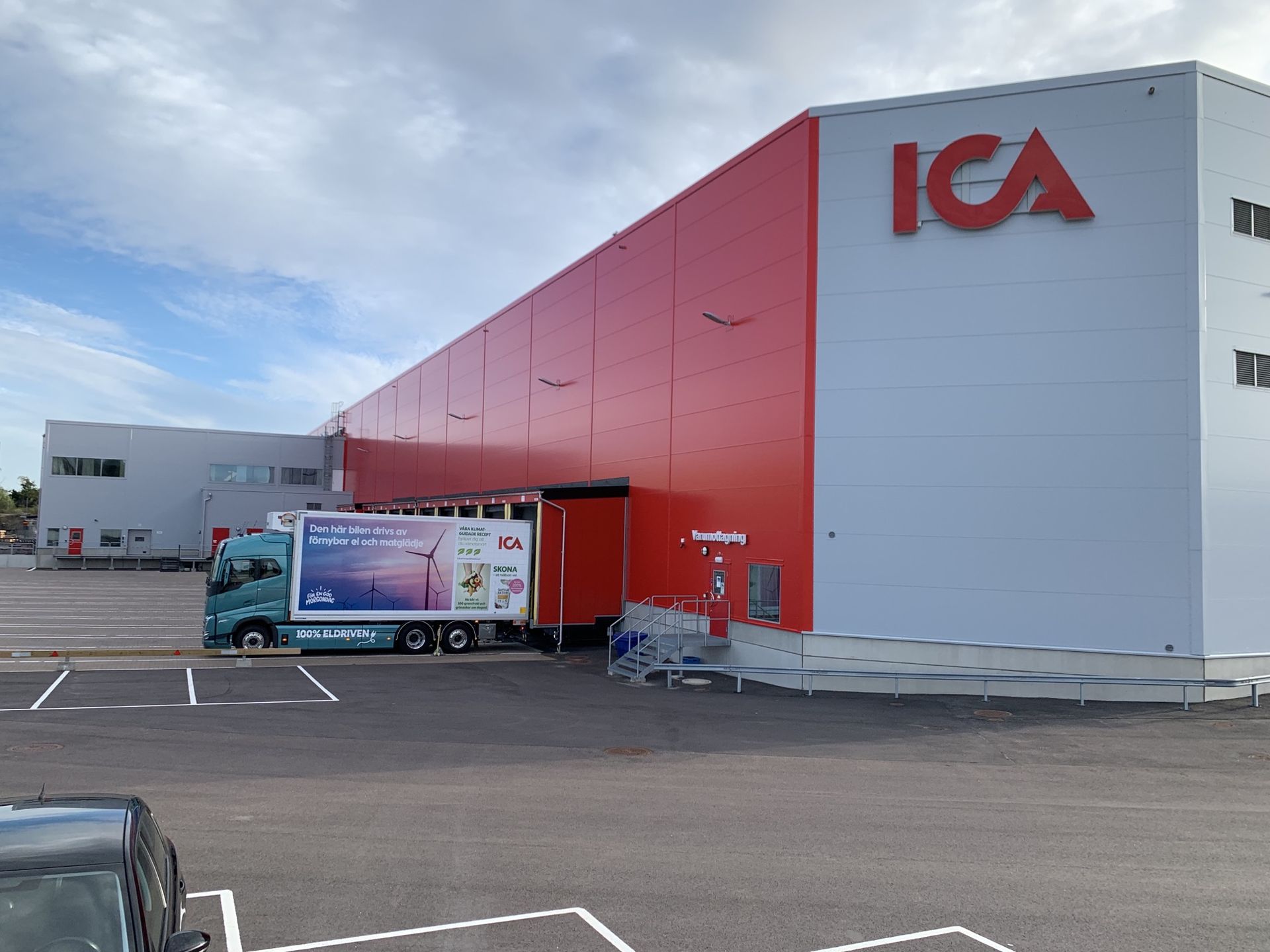 Ica sänker priserna till butikerna på över 300 varor