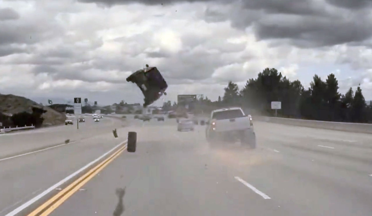 Kia Soul får flygtur efter krock med däck