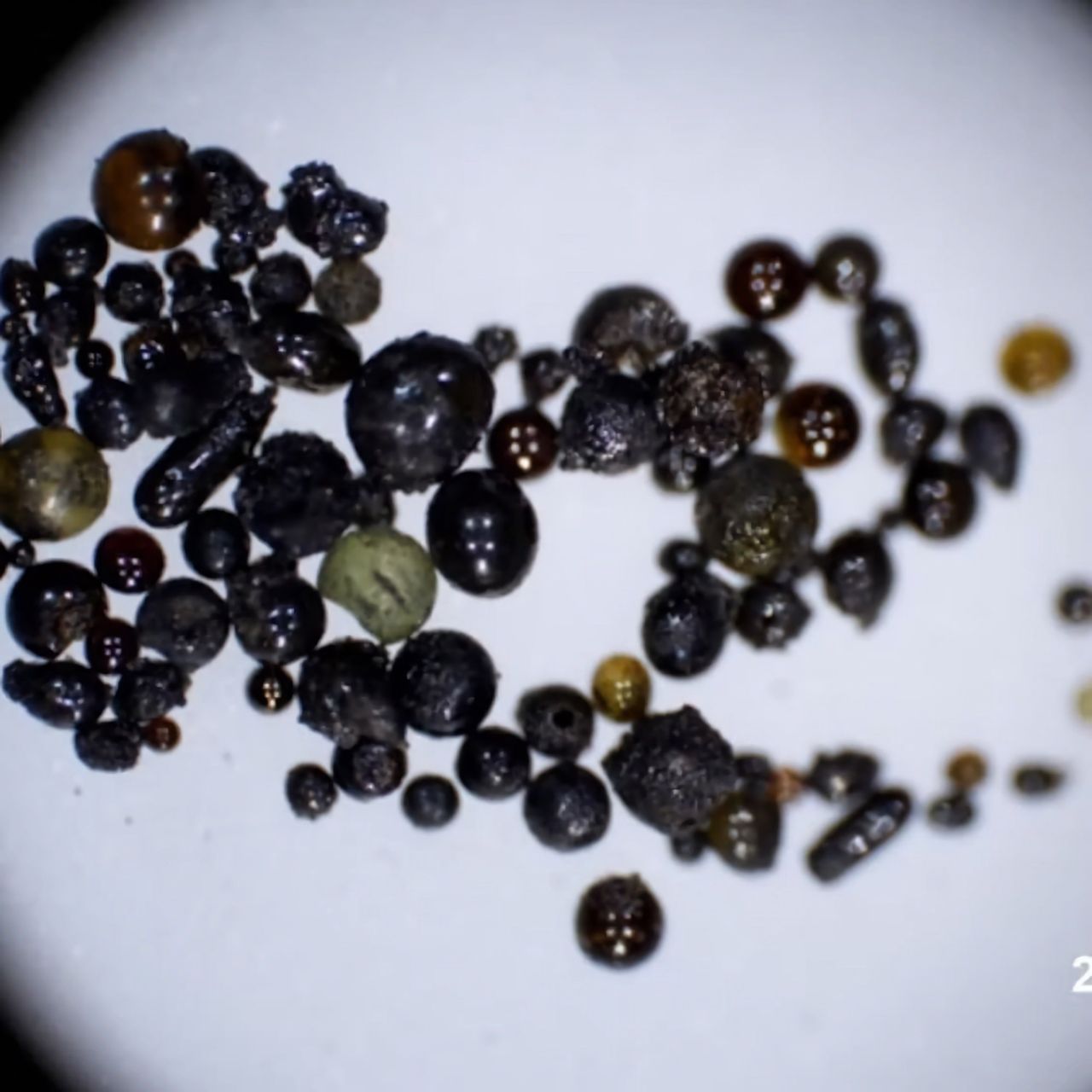 Glaspärlor på månen kan innehålla miljardtals liter med vatten