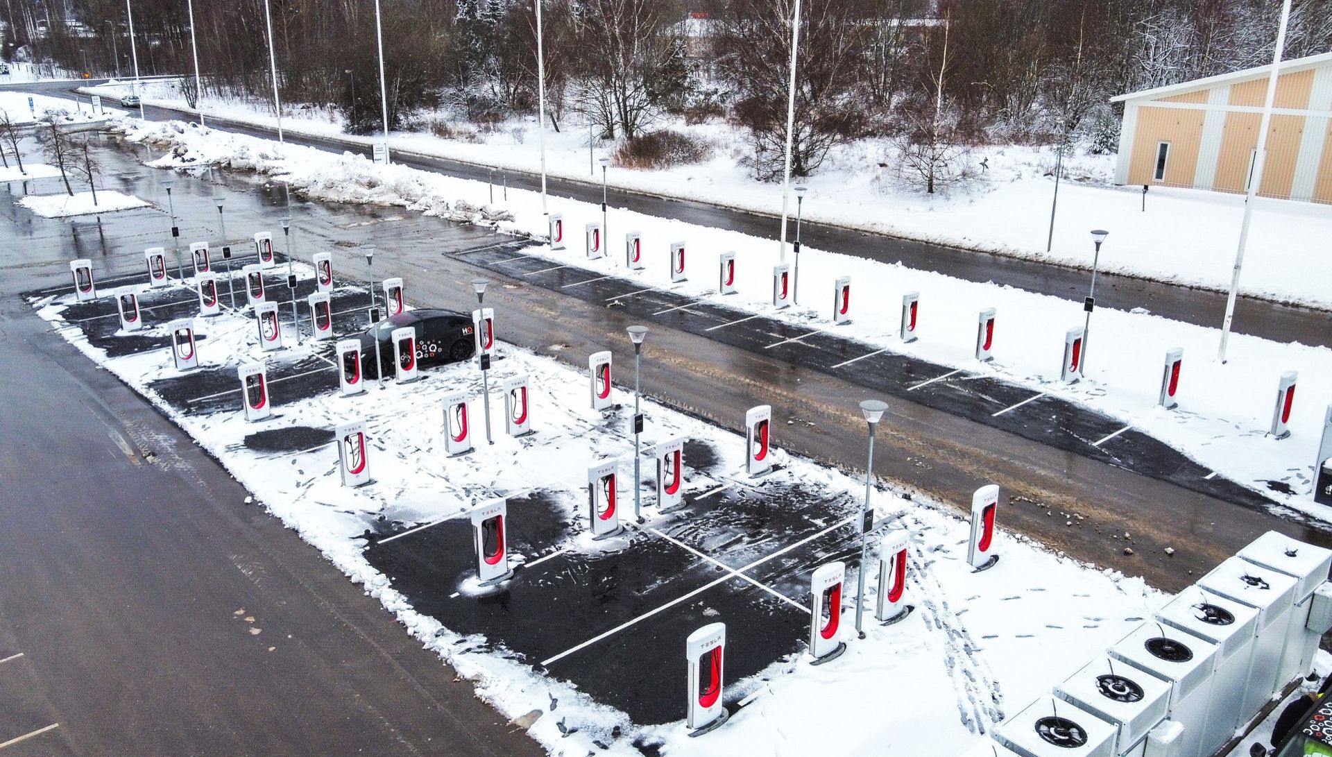 Sveriges största Supercharger-station har öppnat