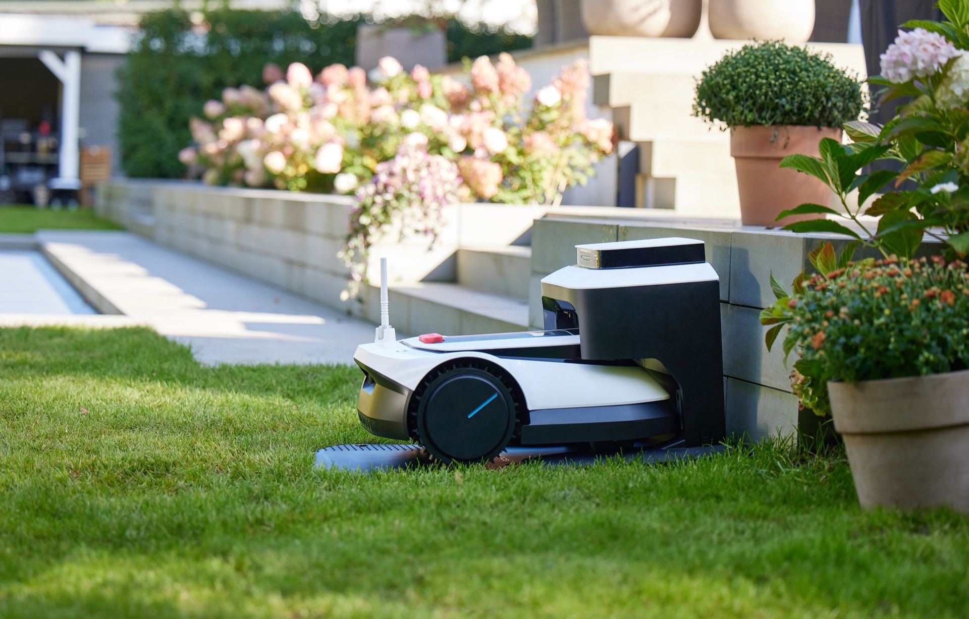 Nu kan du köpa Ecovacs robotgräsklippare Goat G1