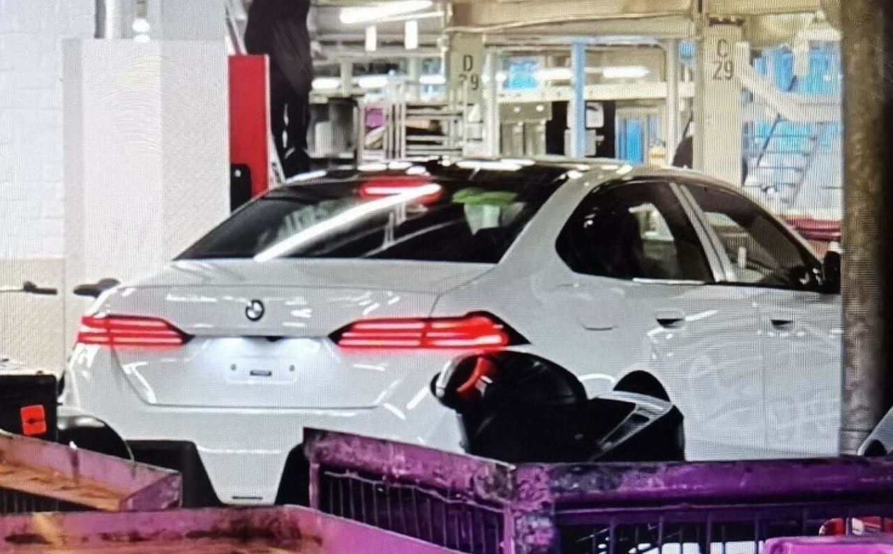 The rear end of the new BMW 5-series is leaking out