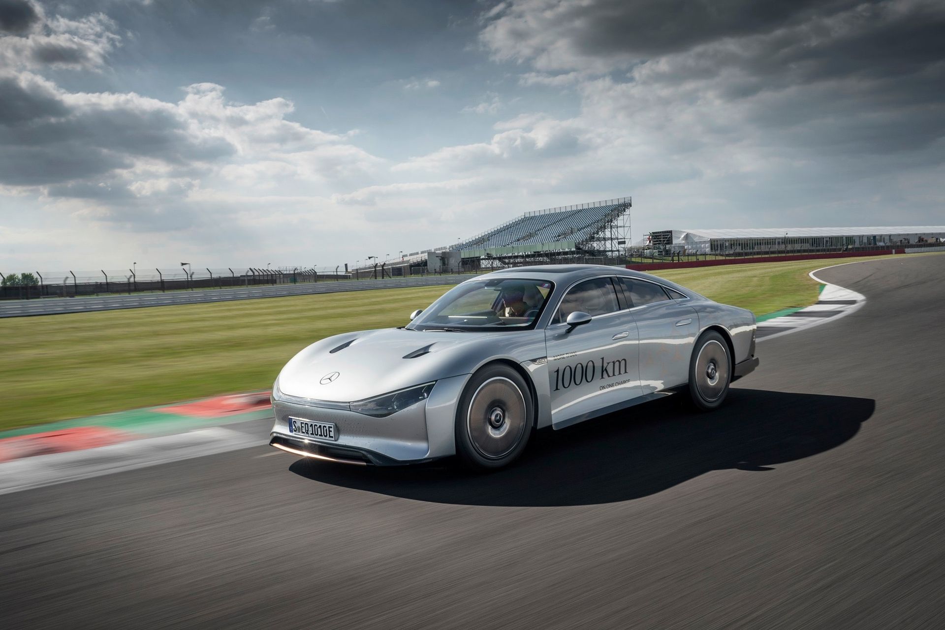 Mercedes F1 team to assist with electric car development