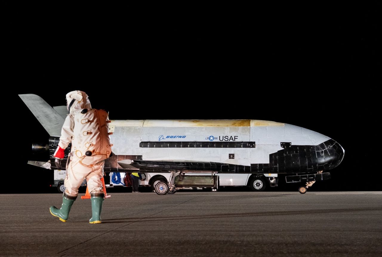 China's spacecraft reportedly returns to Earth