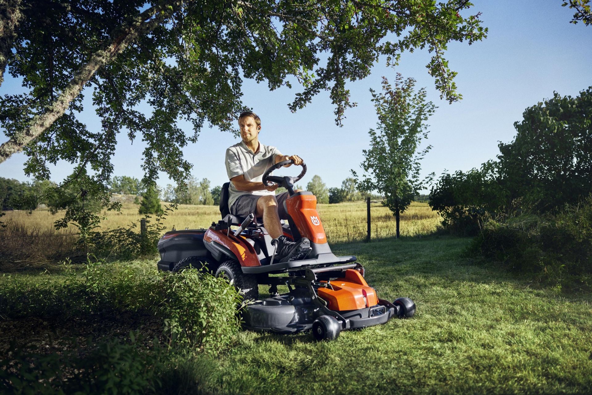 Electric lawn mower covers 4000 square meters on one charge