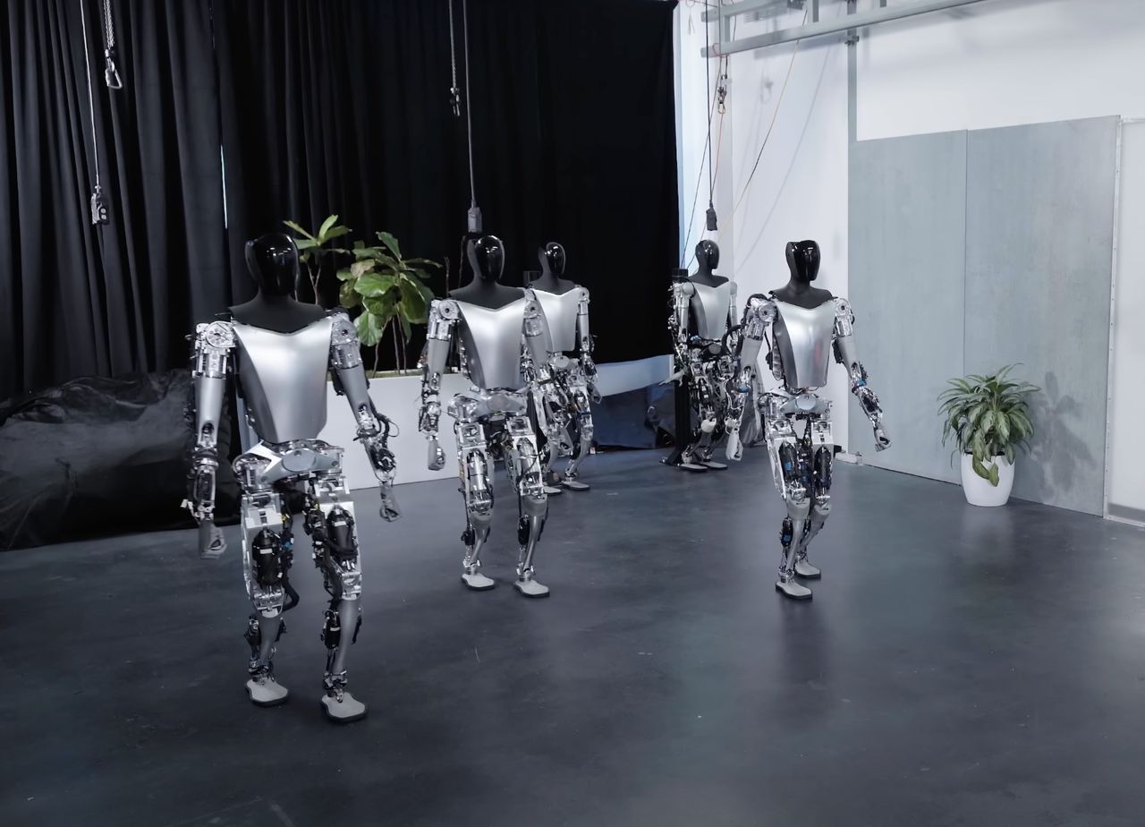 Tesla visar upp sin robot i ny video