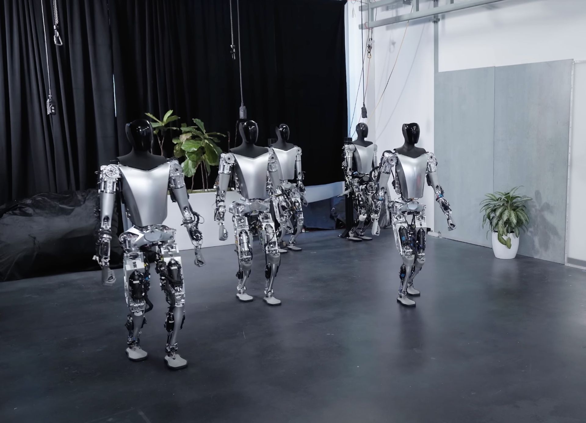 Tesla visar upp sin robot i ny video