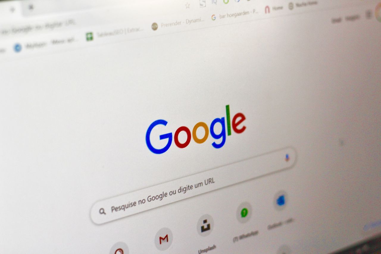 Samsung sticks with Google as default