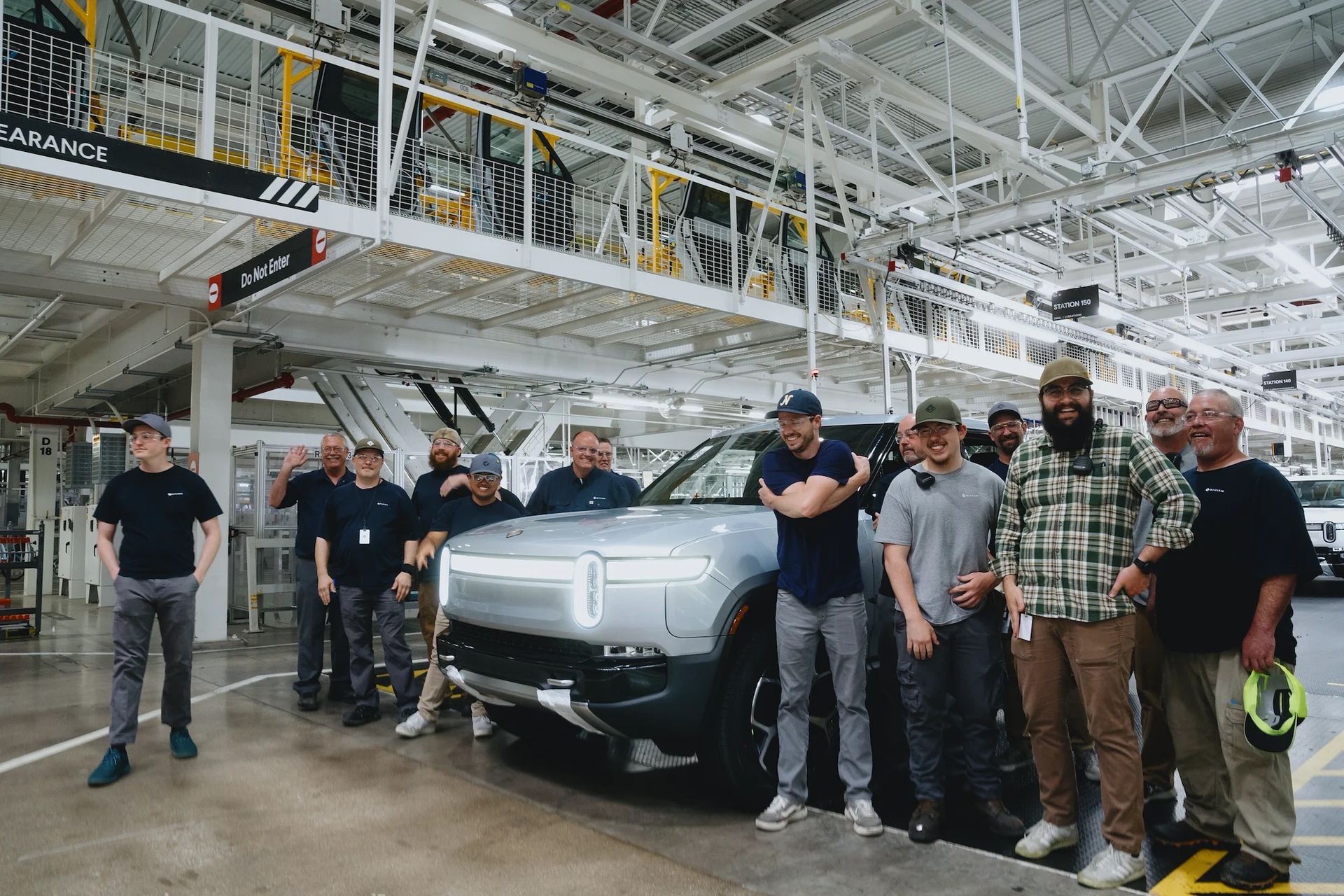 Rivian R1T med dubbla motorer nu i produktion