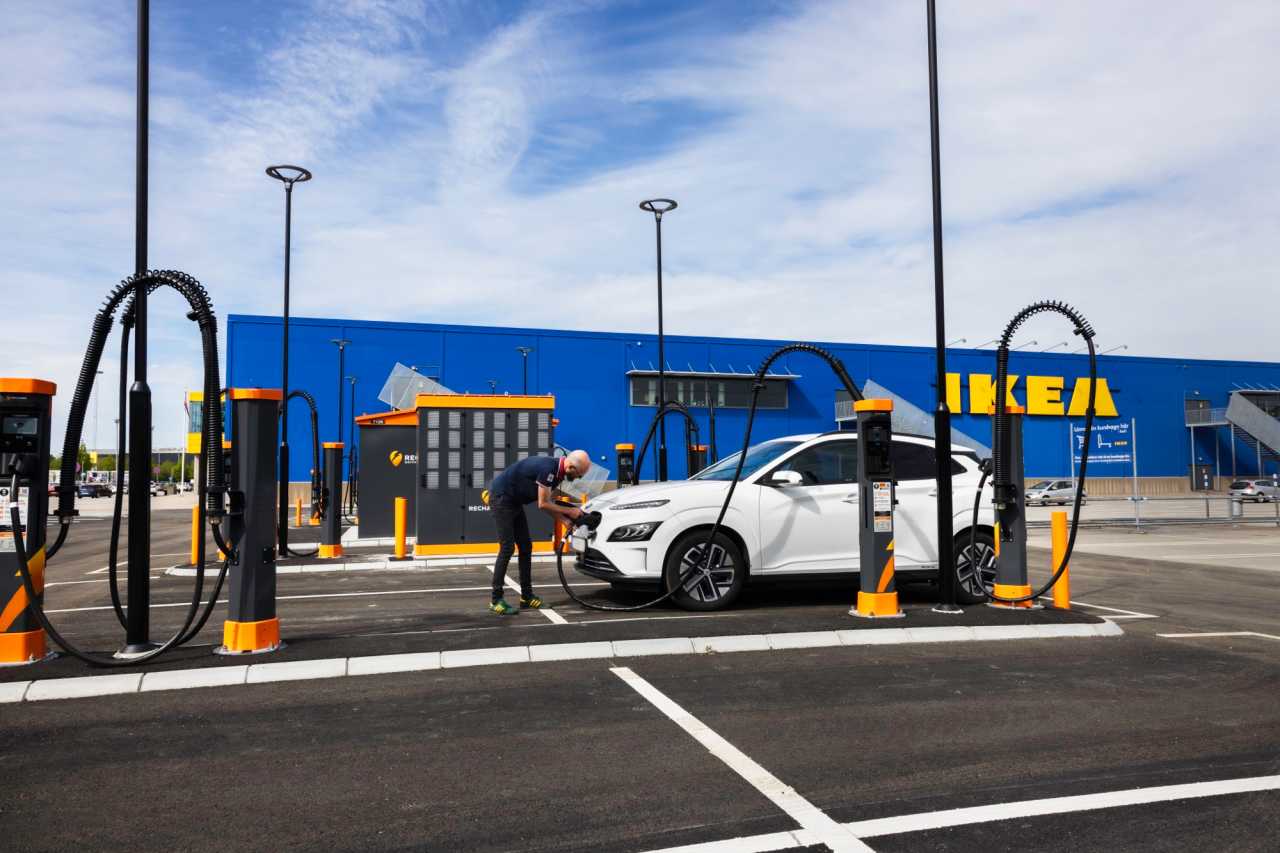 Nu kan du snabbladda elbilen vid Ikea i Göteborg