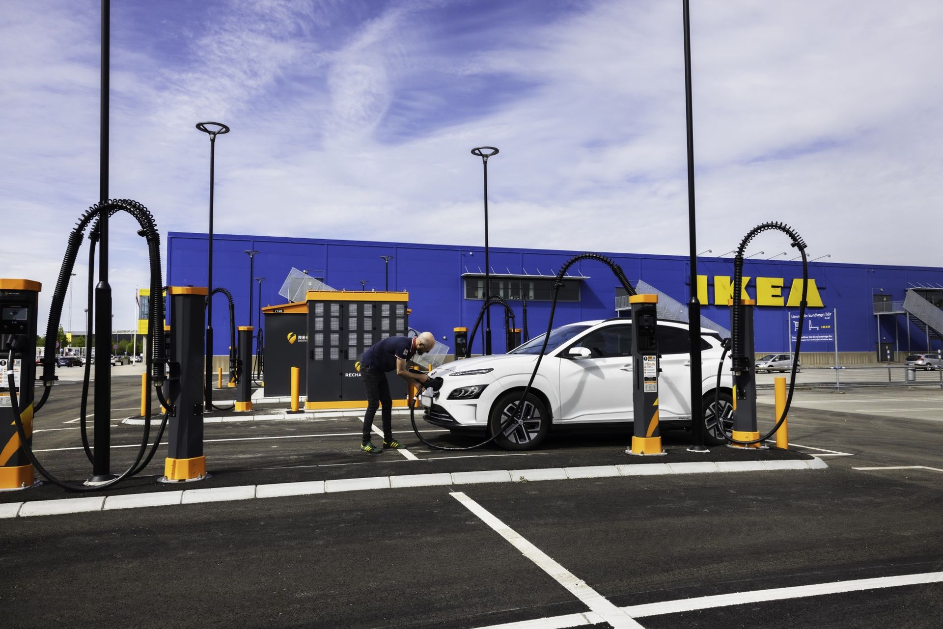 Nu kan du snabbladda elbilen vid Ikea i Göteborg