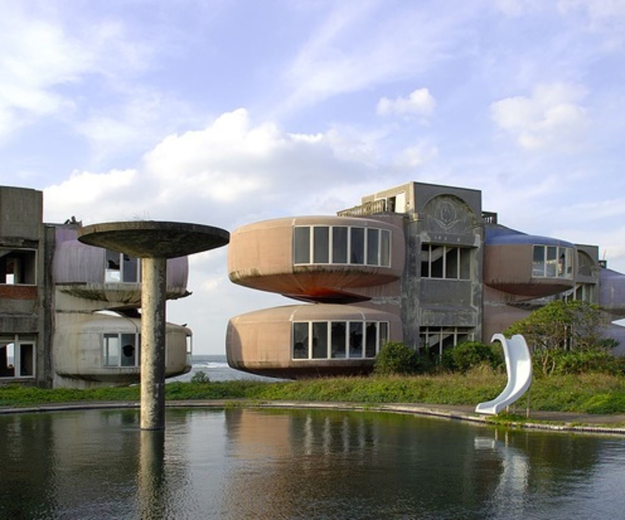 Bitar av en semesterby som byggdes på 70-talet