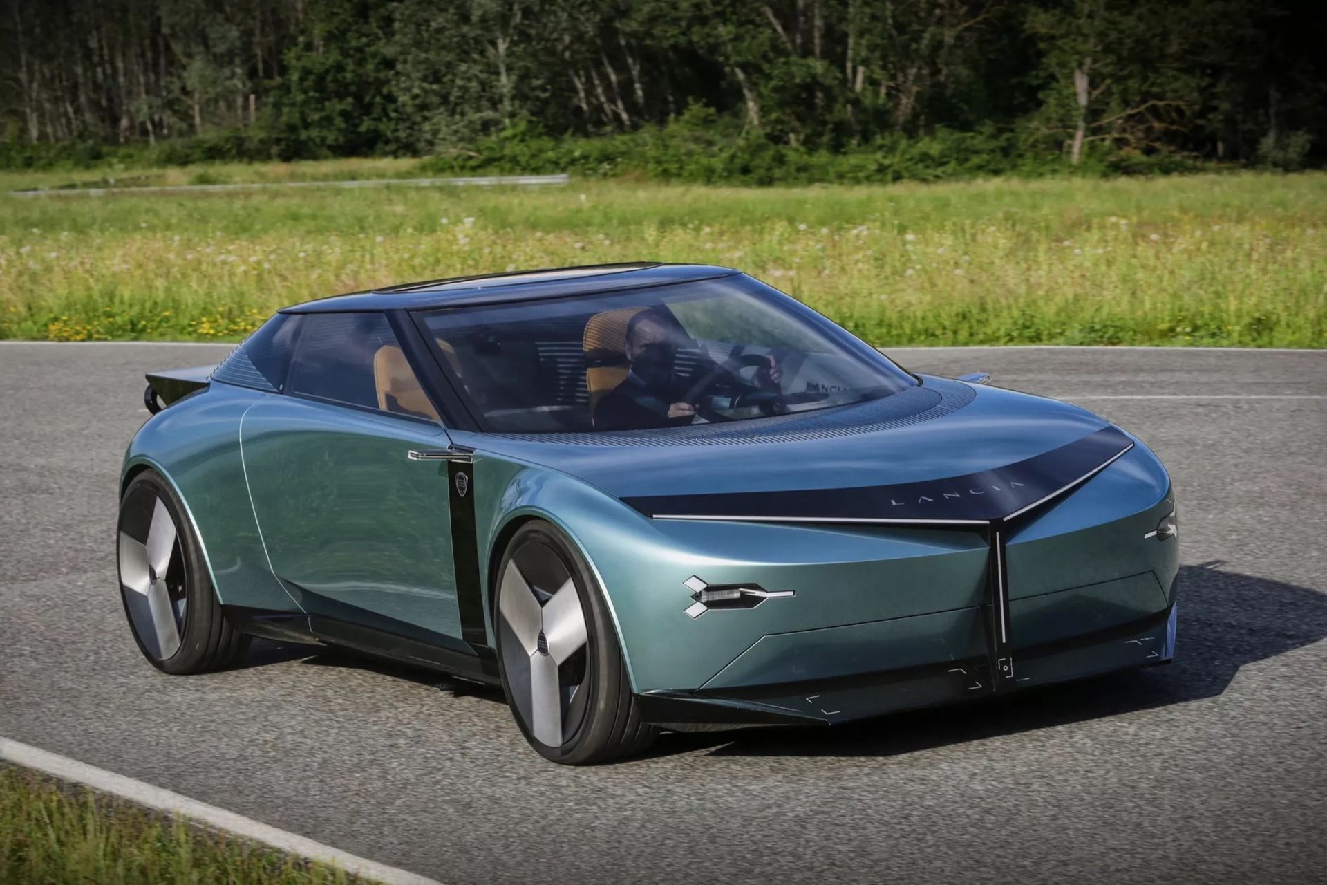 Lancia-chefen kör nya konceptbilen Pu+Ra HPE