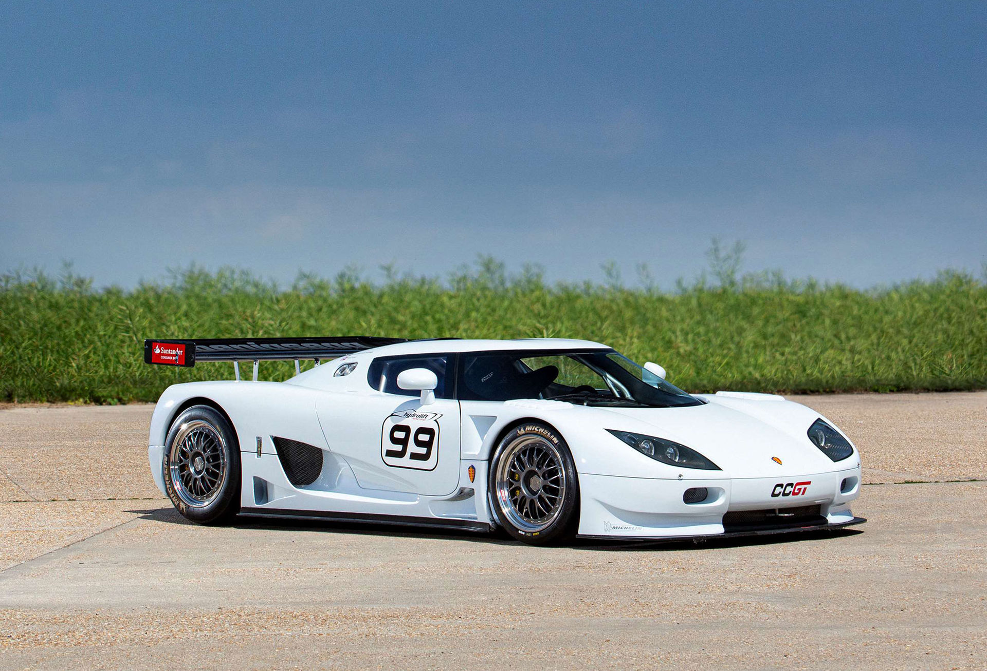 Tävlingsbil från Koenigsegg till salu