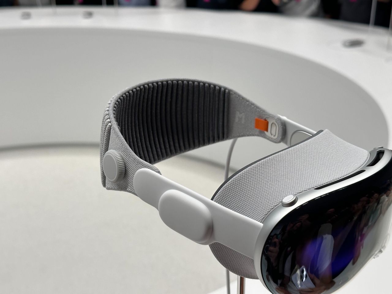 Apple sägs minska Vision Pro-produktionen