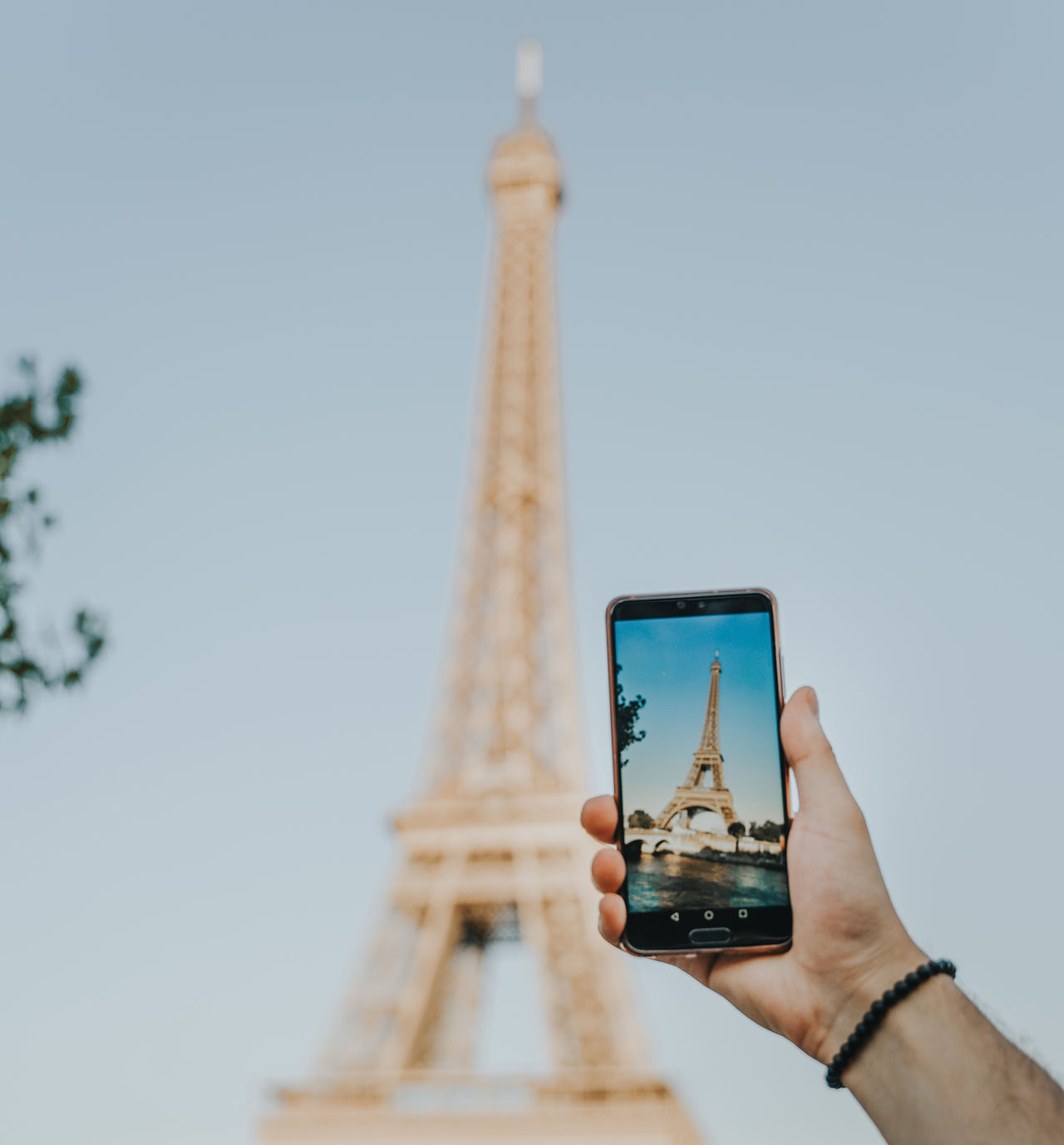 Fransk polis får aktivera mobilers gps, kameror och mikrofoner